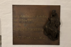 Gedenktafel in der Krypta von St. Andreas