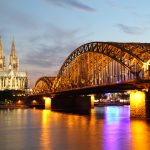 Kölner Dom mit Hohenzollernbrücke vom Rheinboulevard